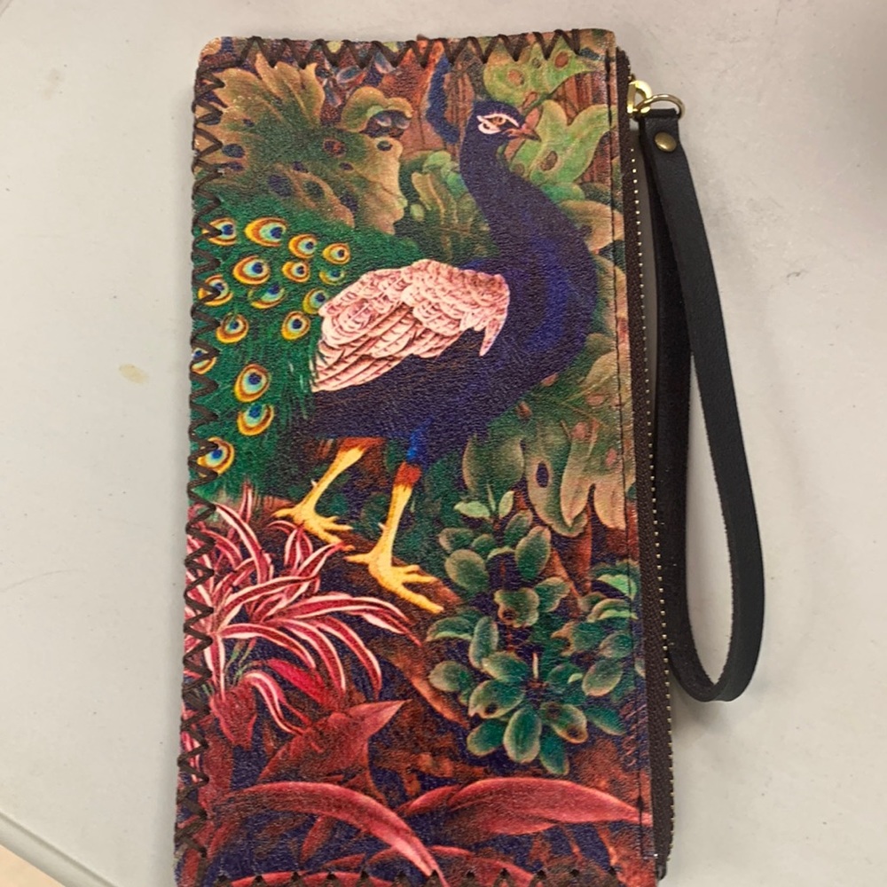 Beautiful wristlet wallet in great condition
